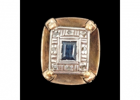 טבעת רטרו יפה ומרשימה, עשויה זהב צהוב 14 קראט וכסף, משובצת אבן ספיר כחולה מלבנית