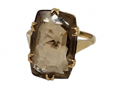 טבעת עשויה זהב צהוב 18 קראט (חתום), משובצת אבן סמוקי קוורץ חומה בהירה מלוטשת
