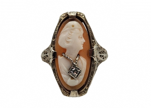טבעת עתיקה ויפה, עשויה זהב לבן 14 קראט, חתומה, משובצת קמיאו עשוי צדף סרדוניקס