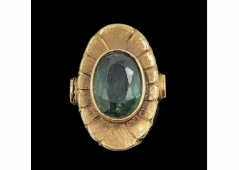 טבעת עתיקה ויפה, עשויה זהב צהוב 8 קראט (חתומה: 333), משובצת אבן טורמאלין ירוקה