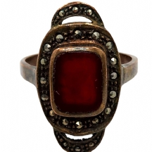 טבעת ישנה עשויה נחושת וכסף, משובצת אבן קורניאול מלבנית וסביבה משובצות מרקיזטות