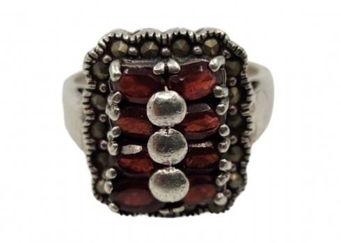 טבעת ישנה עשויה כסף 'סטרלינג' (חתומה 925), משובצת אבני גראנט