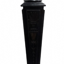 עמוד תצוגה עתיק מהמאה ה-19, עשוי עץ צבוע שחור