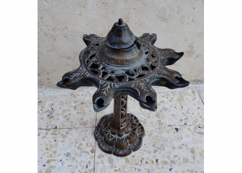 מנורה הודית עתיקה בת כמאה שנה לשמן ופתילה, עשויה נחושת יצוקה