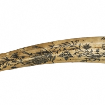 קישוט שולחני דמוי 'סקרימשו' (Scrimshaw), עשוי חומר יצוק ומעוטר