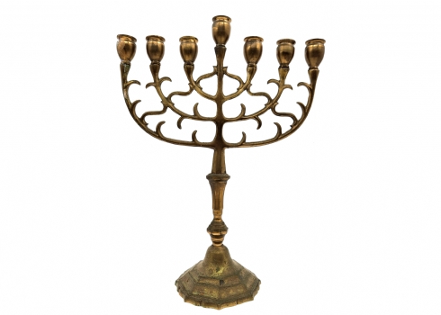 מנורת שבעת קנים, עשויה מיקשת פליז יצוק