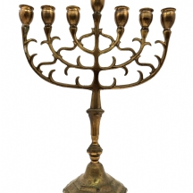 מנורת שבעת קנים, עשויה מיקשת פליז יצוק
