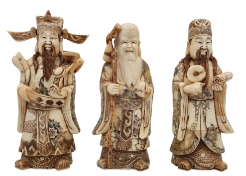 סט של 3 פסלים סינים דקורטיביים עשויים עץ מגולף ומחופה לוחיות עצם, חתומים
