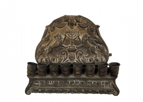 חנוכייה ישראלית ישנה עשויה מתכת