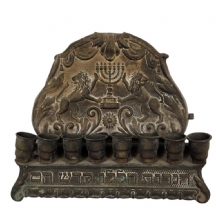 חנוכייה ישראלית ישנה עשויה מתכת