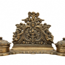 מעמד שולחני הכולל קסת דיו שולחנית כפולה ישנה ויפה