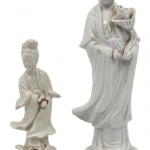 לוט של 2 פסלי פורצלן סינים ישנים מסוג 'בלנק דה שין' (Blanc de Chine)