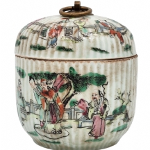 כלי פורצלן סיני ישן ומכסה תואם, מעוטר באמייל פוליכרום וחתום, ידית המכסה עשויה