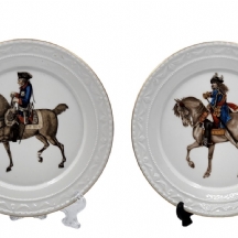 לאספנים - זוג צלחות פורצלן גרמניות מתוצרת: 'ברלין' (KPM Berlin), מעוטרות בהדפסים