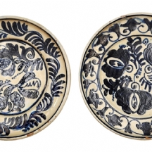 זוג צלחות טרקוטה ישנות, מעוטרות ציורי יד בקובלט ומזוגגות