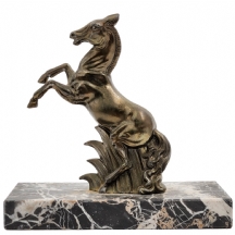 פסלון שולחני ישן בדמות סוס, עשוי מתכת (נחושת) ובסיס שיש מלבני