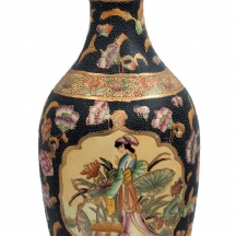 אגרטל רצפה סיני גבוה, עשוי חרס ומעוטר בסגנון 'סטסומה' יפני, לא חתום