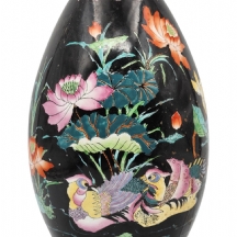 כד חרסינה סיני ישן 'משפחה שחורה' (Famille Noir), מעוצב בצורת ביצה ומעוטר אמייל