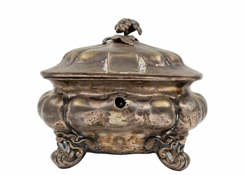 קופסת כסף עתיקה לתה (שימשה בעבר גם כקופסת אתרוג לסוכות, עשויה כסף 750
