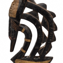 עיטור ראש מסוג באמאנה בדמות אנטילופה (Bamana Antelope), עשוי עץ ומעוטר עיטורי פל