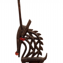 עיטור ראש מסוג באמאנה בדמות אנטילופה (Bamana Antelope), עשוי עץ ומעוטר גדילי חוט