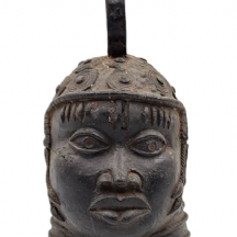 פעמון בקר אפריקאי עתיק עשוי עבודת בנין בדמות ראש אישה