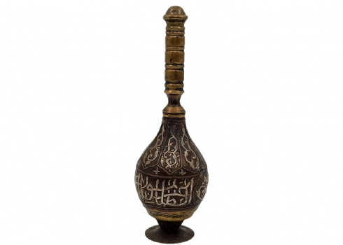 בקבוק איסלמי עתיק לזילוף מי ורדים, עשוי פליז מעוטר ב'עבודת דמשק'