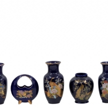 לוט של 15 חפצי חרסינה מעוטרים בהדפסים על רקע קובלט כחול ושחור