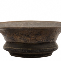 בסיס איסלאמי עתיק ואיכותי לאפטבה עשוי פליז מעוטר בעבודת יד צפופה ואיכותית מאד