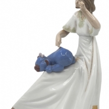 פסלון פורצלן ספרדי ישן בדמות נערה יושבת עם דובי