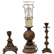 לוט של 3 פריטים שונים, כולל שני פמוטים ישנים עשויים פליז ומנורת רגל עשוית עץ