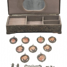 קופסת תכשיטים עשויה מתכת ומרופדת בקטיפה ומראה קטנה