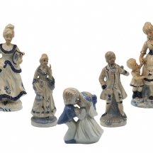 לוט של 7 פסלוני פורצלן כחול לבן ישנים