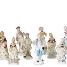 לוט של 13 פסלי קרמיקה ופורצלן