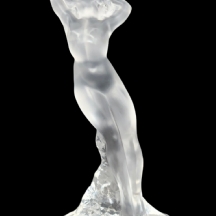 פסל זכוכית צרפתי איכותי מתוצרת 'לליק' (Lalique), בדמות אישה עירומה מתמחת, חתום