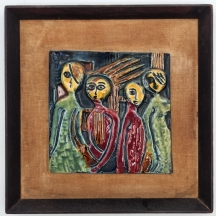 תבליט קרמיקה דקורטיבי לתליה על הקיר, מוצמד ללוח עץ