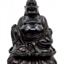 פסל סיני דקורטיבי בדמות בודהה חייכן, עשוי חומר יצוק ובסיס עץ תואם