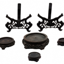 לוט של 6 מעמדי עץ סינים ישנים לחפצי נוי (רק המעמדים) בדגמים וגדלים שונים