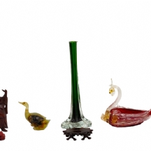 לוט של 7 חפצי נוי ישנים שונים עשויים ג'ייד, זכוכית ועץ.