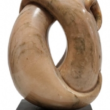 'חיבוק' - פסל שיש ישן, לא חתום, בסיס שיש שחור מרובע, אמן לא ידוע, גובה כולל הבסי