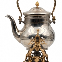 סמובר ישן בסגנון עתיק, גדול ומרשים, עשוי מתכת מצופה כסף וזהב, חתום