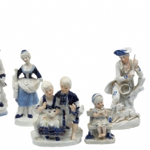 לוט של 7 פרטי קרמיקה ופורצלן בצבעי כחול לבן