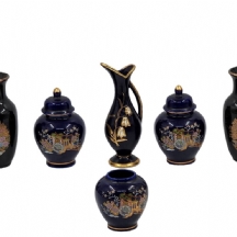 לוט של 8 חפצי חרסינה מעוטרים בהדפסים על רקע קובלט כחול ושחור