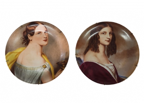 לוט של 2 צלחות פורצלן, מעוטרות בדמות נשים מתוך 'גלריית היפהפיות'