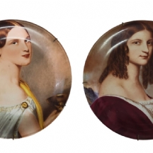 לוט של 2 צלחות פורצלן, מעוטרות בדמות נשים מתוך 'גלריית היפהפיות'