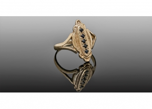 טבעת ישנה עשויה זהב ומשובצת ספירים