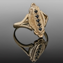 טבעת ישנה עשויה זהב ומשובצת ספירים