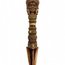 פגיון ואג'רה (vajra) טיבטי ישן ויפה עשוי חומר לבן יוקרתי מגולף צבוע ומוזהב