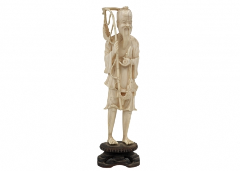פסל סיני עשוי חומר לבן יוקרתי מגולף בעבודת יד אמן, לא חתום, בסיס עץ