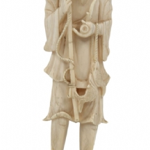 פסל סיני עשוי חומר לבן יוקרתי מגולף בעבודת יד אמן, לא חתום, בסיס עץ